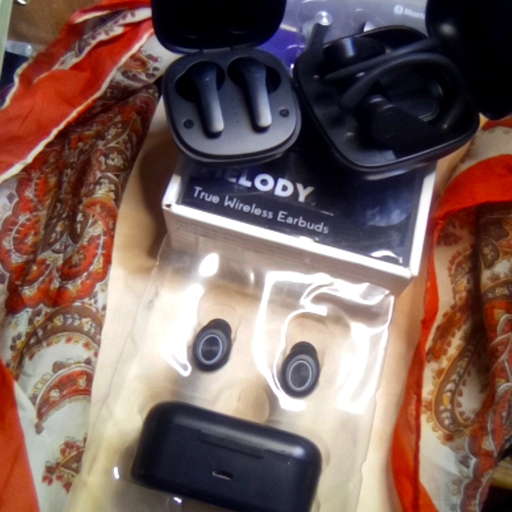 Set of 4 True Wireless Earbuds